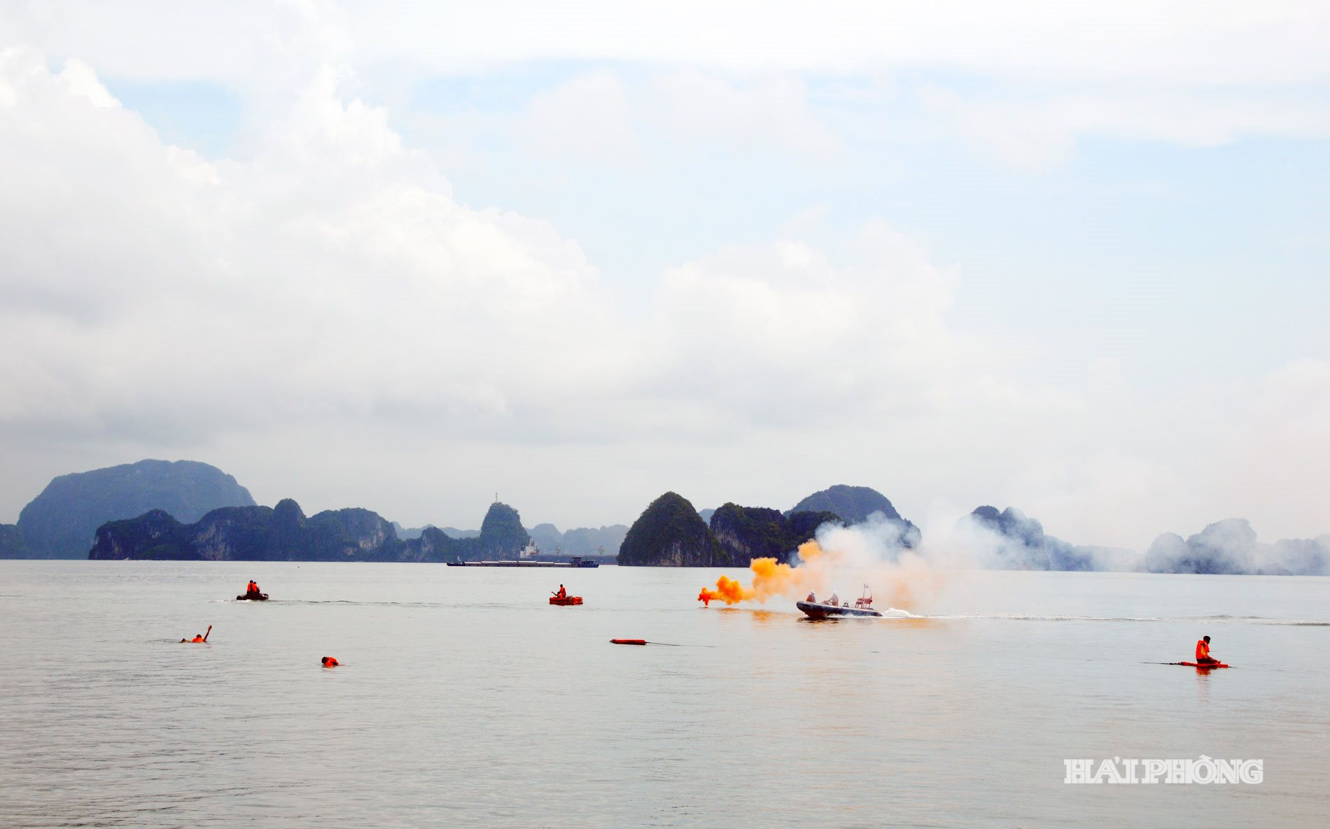 Lực lượng hai đơn vị tiến hành luyện tập cứu vớt các thuyền viên bị nạn trên biển