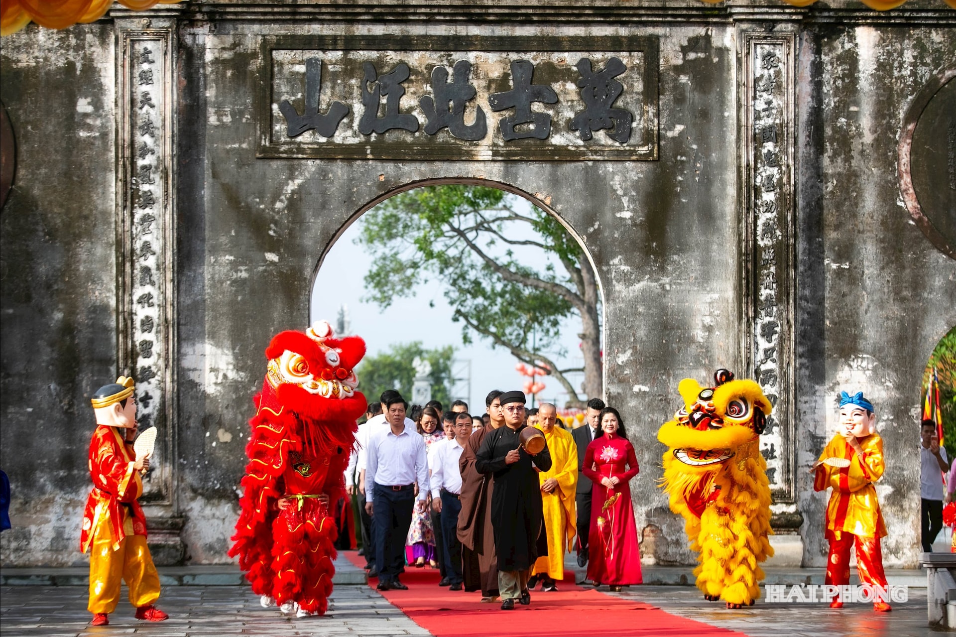 Ban Tổ chức lễ hội đã cử hành lễ cáo yết, kính cáo Đức Thánh Trần và các bậc thần linh, xin phép mở hội. Trong làn khói hương nghi ngút, từng đoàn người bước vào không gian linh thiêng, đánh dấu sự bắt đầu của một lễ hội lớn.