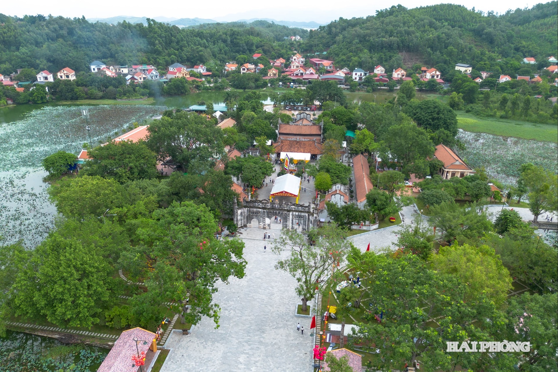 Tại Lễ hội mùa thu Côn Sơn - Kiếp Bạc năm nay, Lễ khai hội với màn bắn pháo hoa và Lễ khai ấn Đức Thánh Trần - linh khí hội tụ sẽ diễn ra tối 7/10. Đặc biệt, sáng 8/10, du khách sẽ được thưởng thức diễn xướng Hội quân trên sông Lục Đầu, một trong những nghi lễ - hội độc đáo nhất tại Kiếp Bạc.