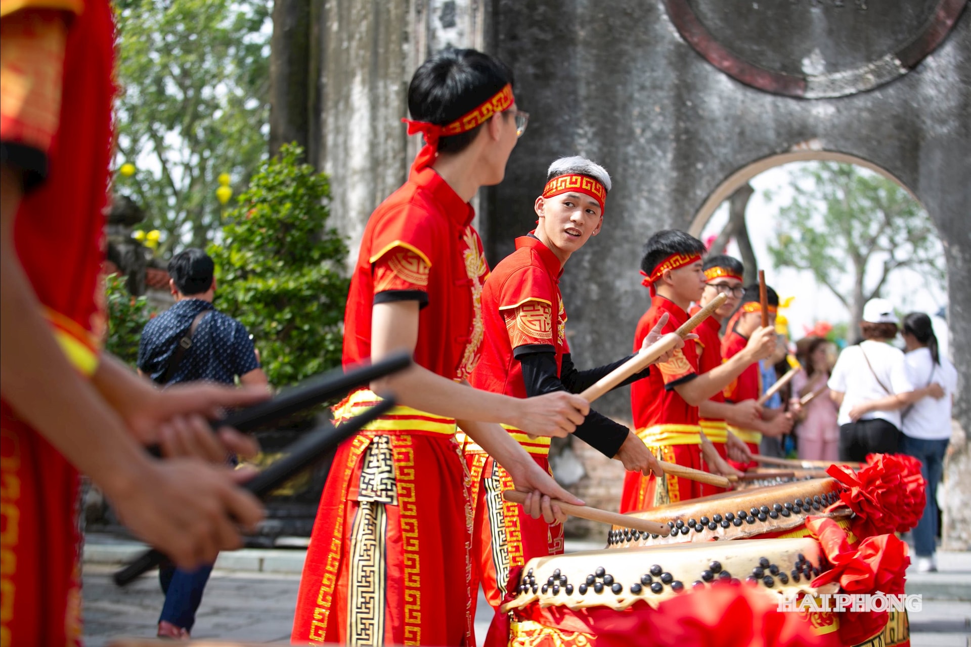 Tiếng trống, tiếng thanh la dồn dập vang lên, những chú lân sắc đỏ, vàng, xanh tung mình nhảy múa, uốn lượn linh hoạt giữa sân đền.