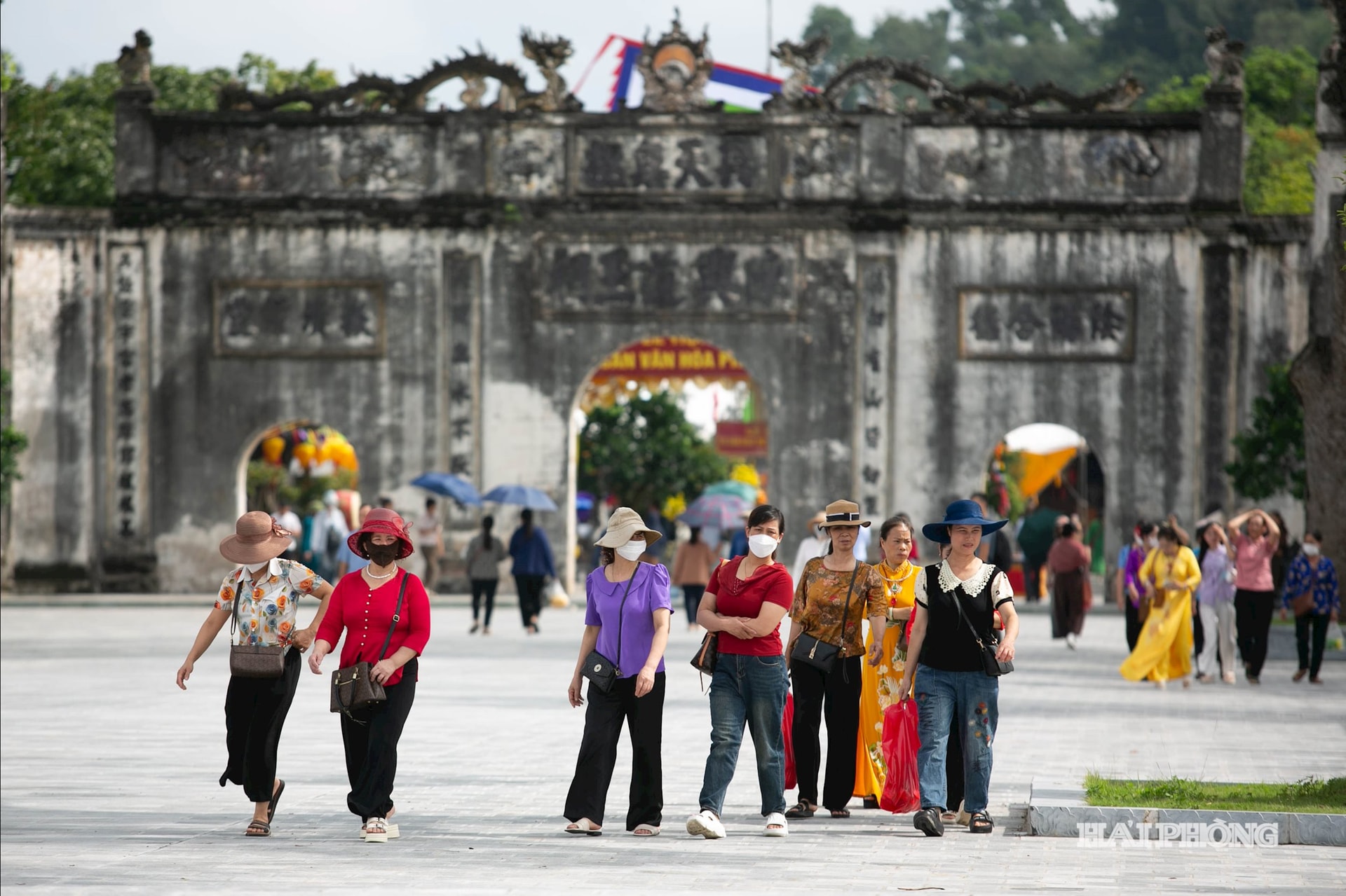 Trên các lối vào, dòng người nối dài trong tiếng trống hội rộn rã, tiếng chuông chùa ngân vang giữa thung lũng sông Lục Đầu. Không khí trang nghiêm mà rộn ràng sắc hội khiến ai nấy đều bồi hồi, như được trở về với ký ức thiêng liêng của vùng đất gắn liền với chiến công hiển hách của Đức Thánh Trần.
