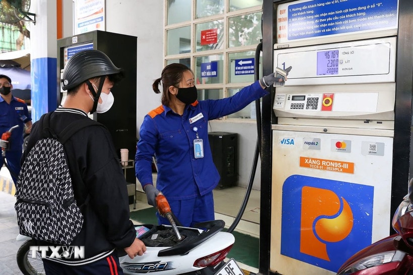 Mua, bán xăng tại điểm kinh doanh xăng dầu Petrolimex trên đường Trần Hưng Đạo, quận Hoàn Kiếm, Hà Nội. (Ảnh: Lê Đông/TTXVN)