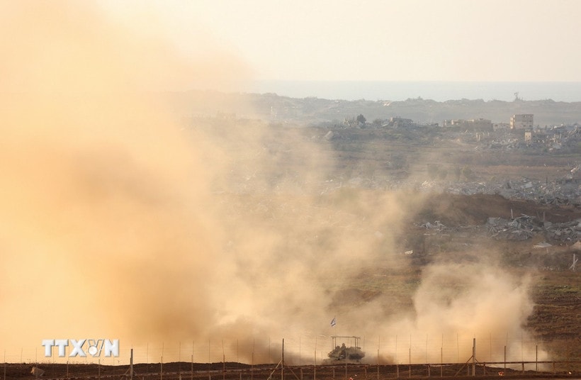 Xe tăng của quân đội Israel được triển khai tại Dải Gaza. (Ảnh: THX/TTXVN)