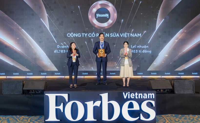 Ông Nguyễn Quốc Khánh - Giám đốc Điều hành Nghiên cứu và Phát triển Vinamilk nhận vinh danh Top 50 Công ty niêm yết tốt nhất Việt Nam. (Ảnh: Forbes Việt Nam)