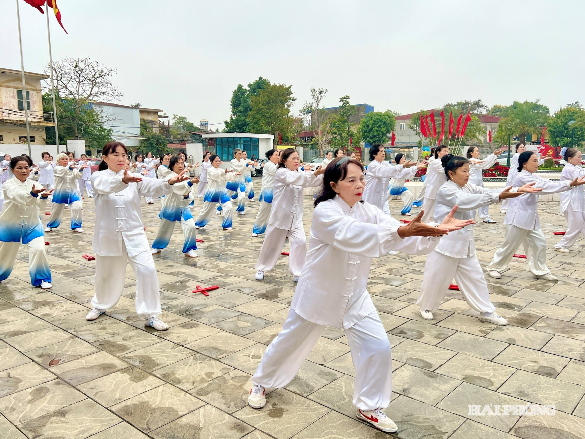 Người cao tuổi thành phố tham gia các hoạt động văn hóa, thể thao mừng Đảng, mừng Xuân 2025. Ảnh: NGUYÊN NGUYÊN