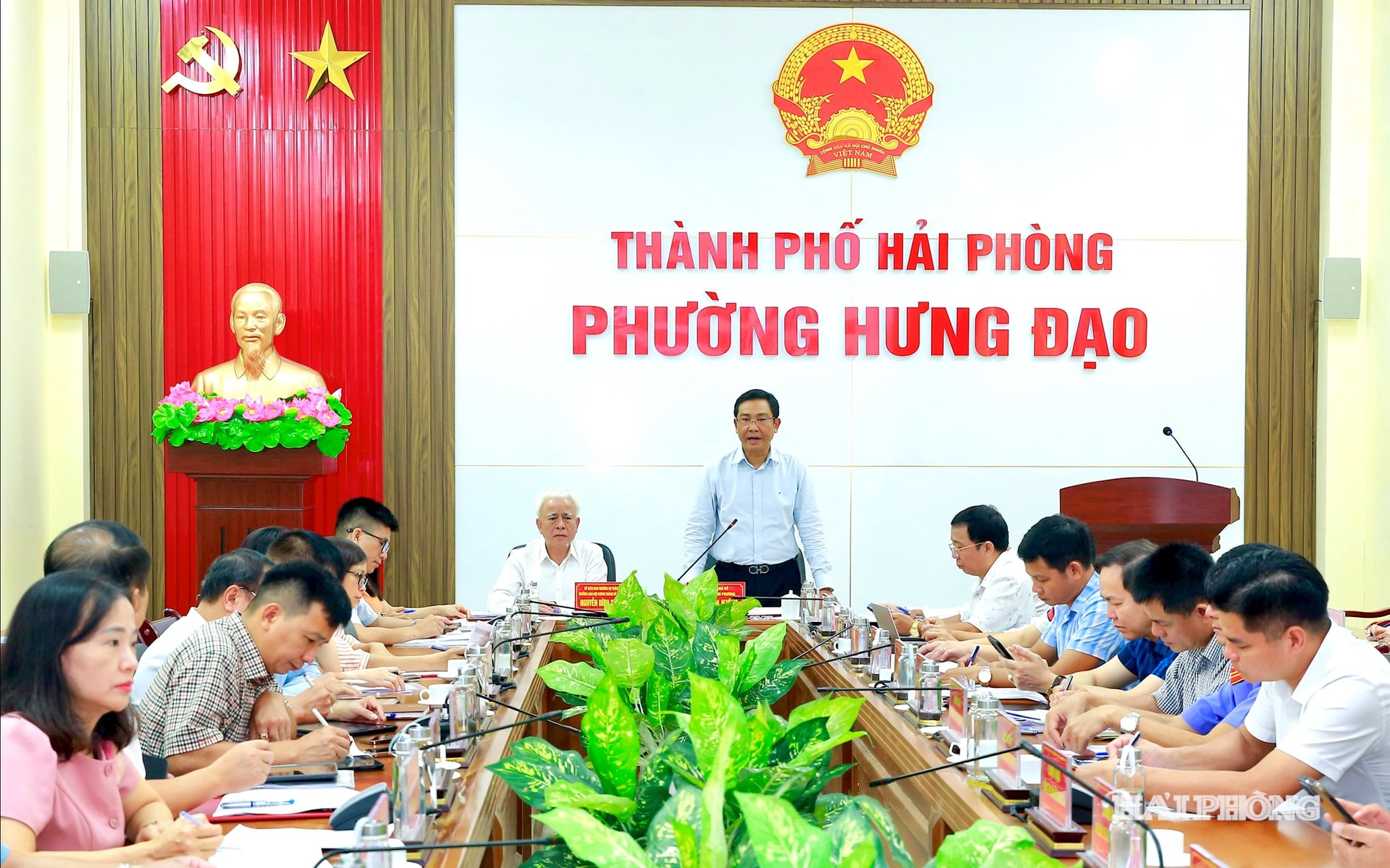 Đồng chí Bùi Văn Kiệm, Bí thư Đản uỷ phường Hưng Đạo phát biểu tổng kết hội nghị