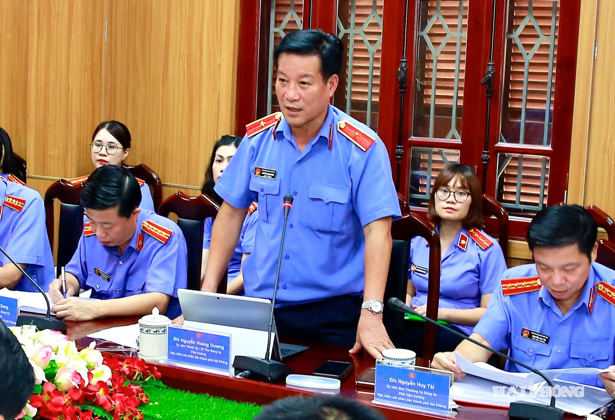 Đồng chí Nguyễn Hoàng Dương, Uỷ viên Thành uỷ, Viện trưởng Viện Kiểm sát nhân dân thành phố phát biểu.