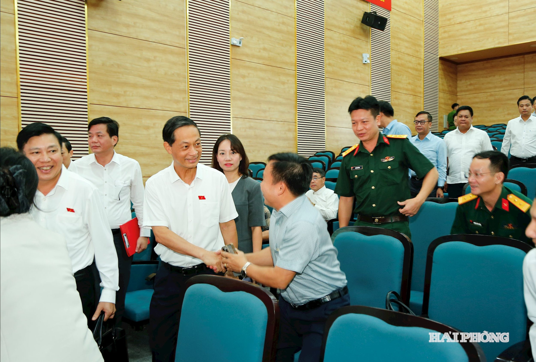 Đồng chí Đỗ Mạnh Hiến, Phó bí thư Thường trực Thành ủy cùng các đại biểu Đoàn đại biểu Quốc hội thành phố Hải Phòng gặp gỡ các cử tri.