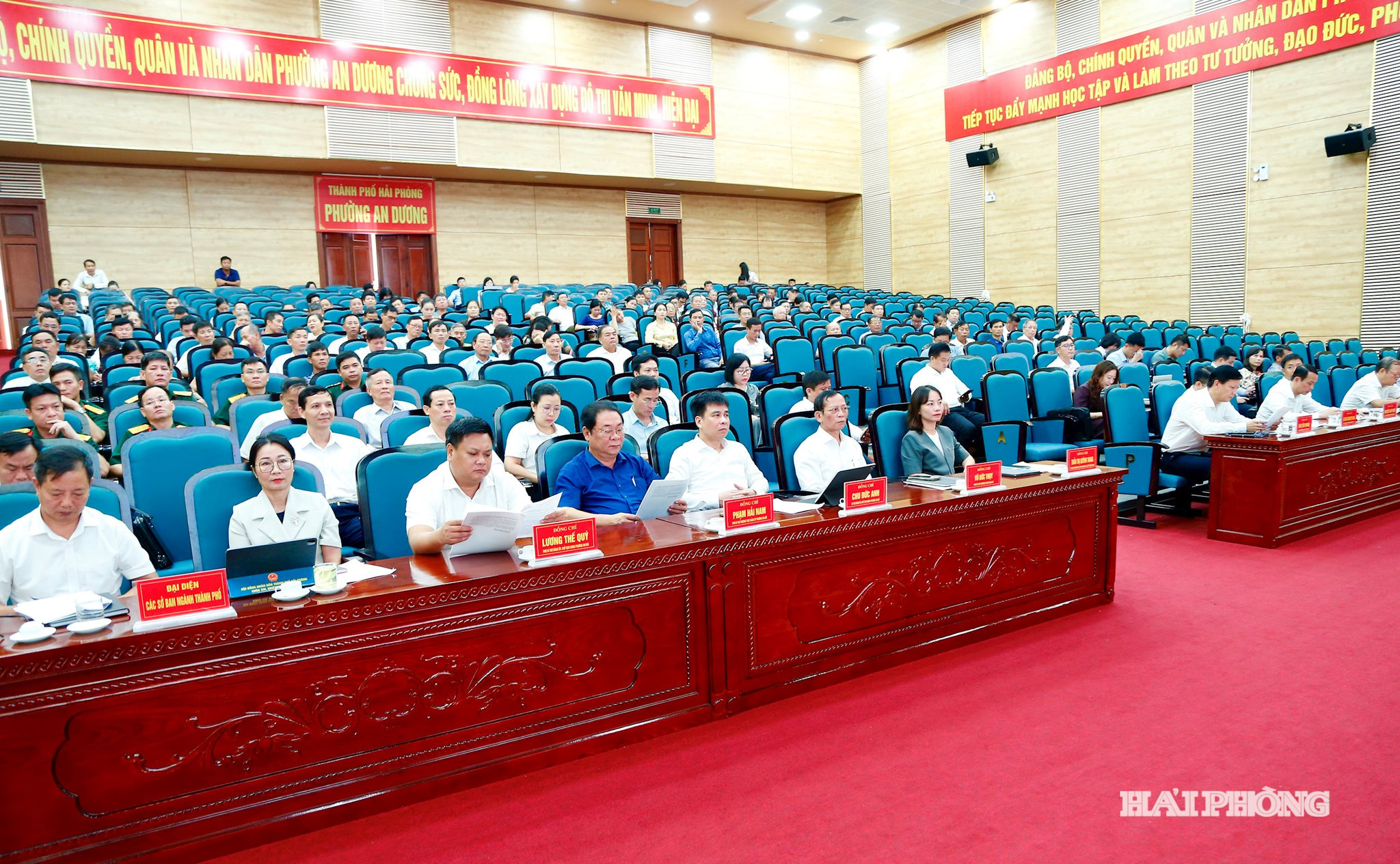 Các đại biểu, cử trị phường An Dương, An Hải, An Phong dự hội nghị tiếp xúc với đại biểu Đoàn đại biểu Quốc hội thành phố Hải Phòng.