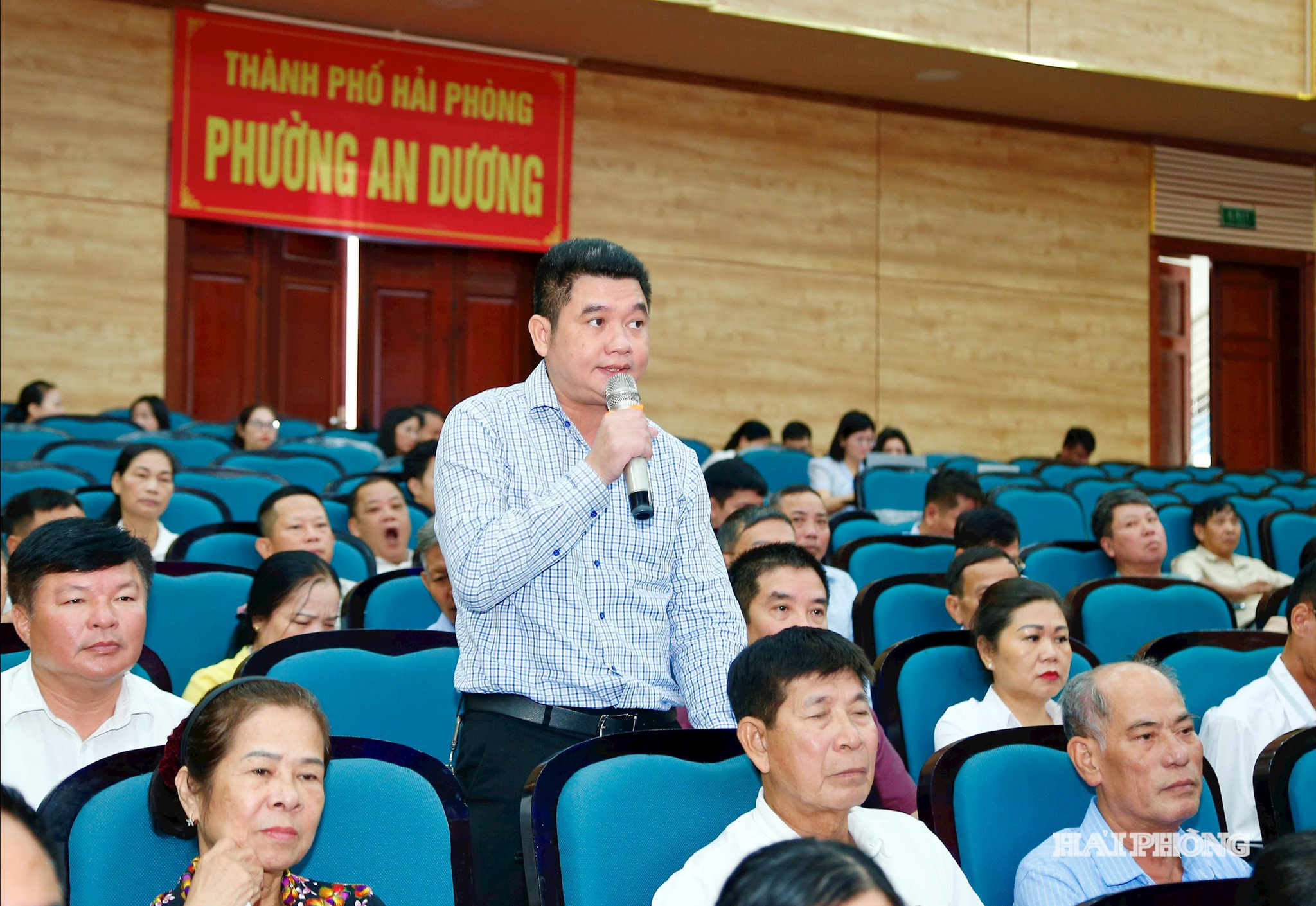 Cử tri phường An Dương phát biểu ý kiến.