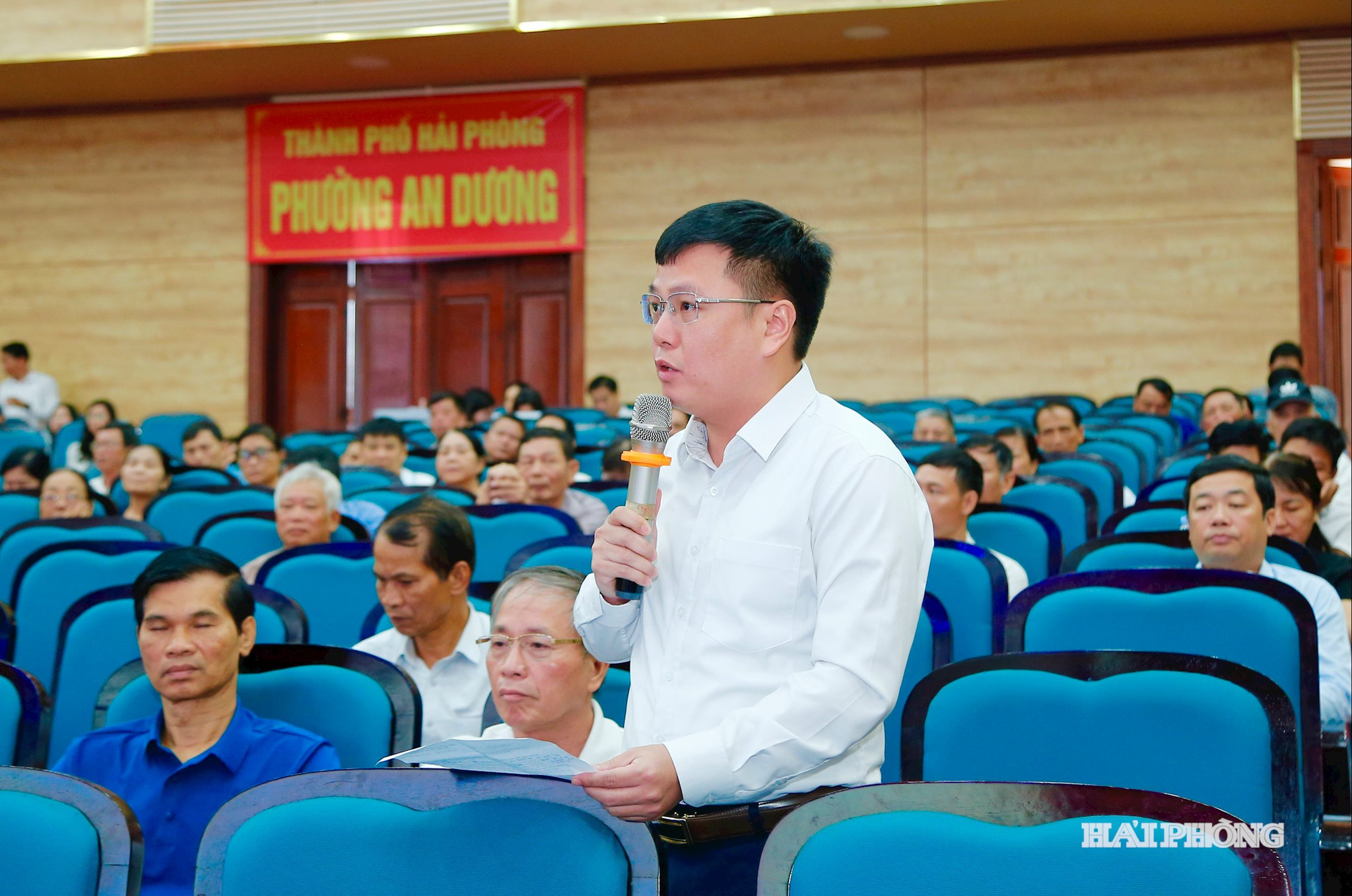 Cử tri phường An Dương phát biểu ý kiến.