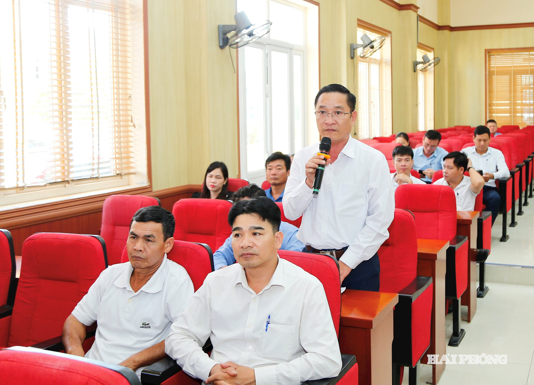 Cử tri xã Tân Minh phát biểu ý kiến.