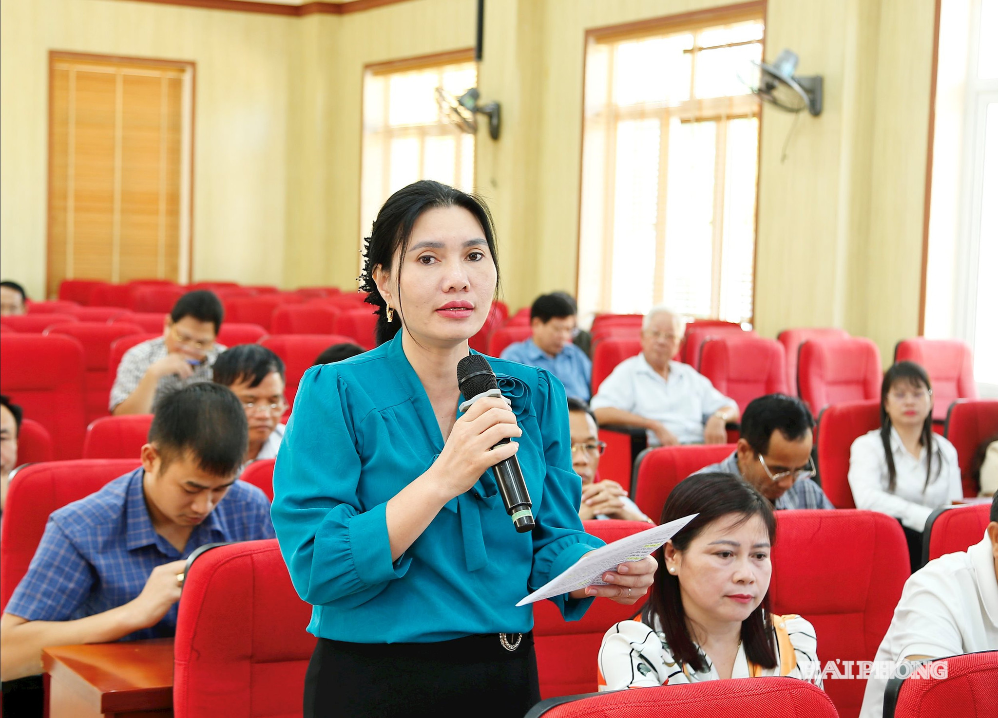 Cử tri xã Tiên Lãng phát biểu ý kiến.