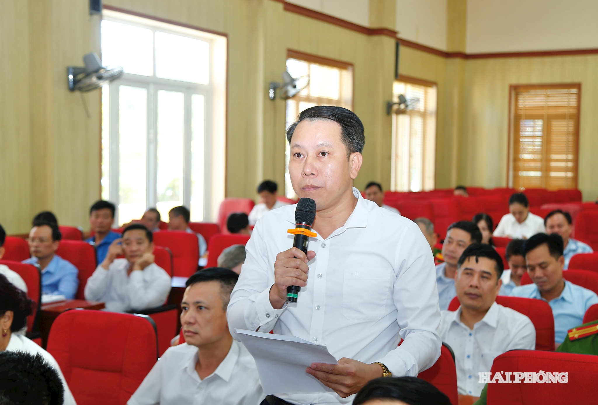 Cử tri xá Quyết Thắng phát biểu ý kiến.