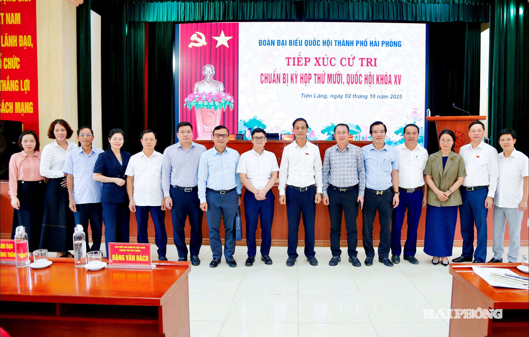 Đồng chí Đỗ Mạnh Hiến, Phó bí thư Thường trực Thành ủy cùng các đại biểu và cử tri tại xã Tiên Lãng.
