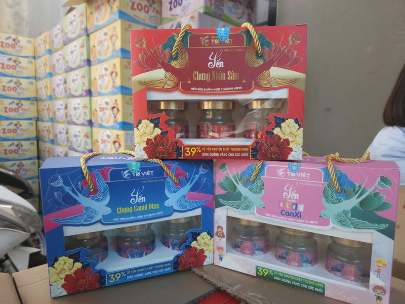 Sản phẩm yến chưng đường ăn kiêng có hàm lượng đường cao gấp 5,48 lần so với mức công bố, trong khi năng lượng lại thấp hơn mức tối thiểu. Sản phẩm yến chưng Kids Canxi hay yến chưng đường phèn cũng có hàm lượng protein thấp hơn chỉ tiêu công bố từ 10-20%. (Nguồn: Cục Quản lý và Phát triển thị trường trong nước)