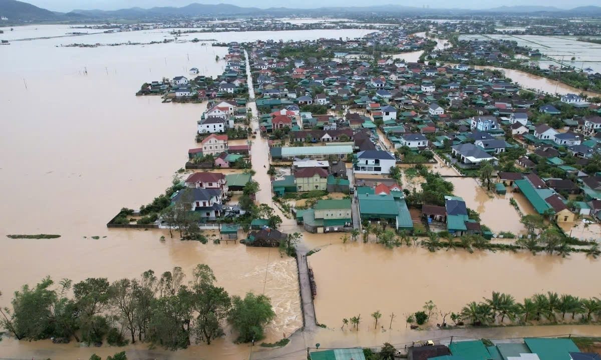 Nhiều nhà dân ở Nghệ An bị ngập nặng sau bão số 10.