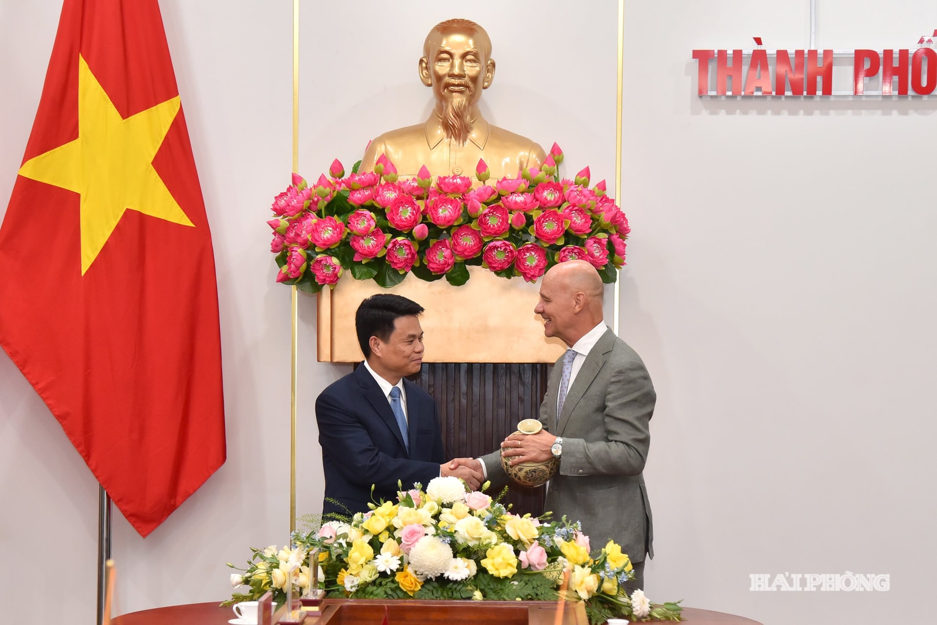 Comrade Le Ngoc Chau, Deputy Secretary of the City Party Committee, Chairman of the City People's Committee presented a souvenir to Mr. Kees van Baar, Ambassador Extraordinary and Plenipotentiary of the Kingdom of the Netherlands to Vietnam.