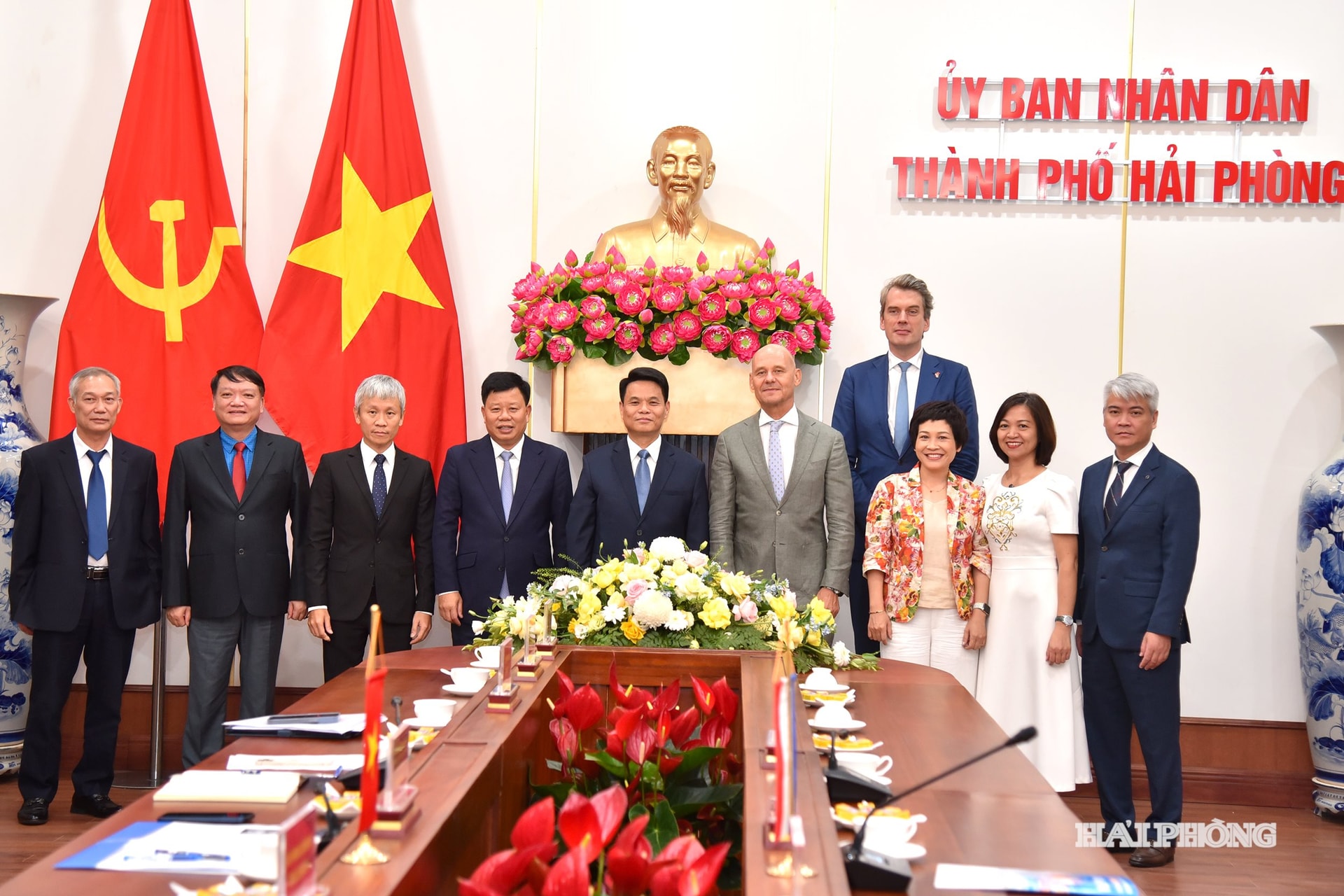 Comrade Le Ngoc Chau, Deputy Secretary of the City Party Committee, Chairman of the City People's Committee and the working delegation.