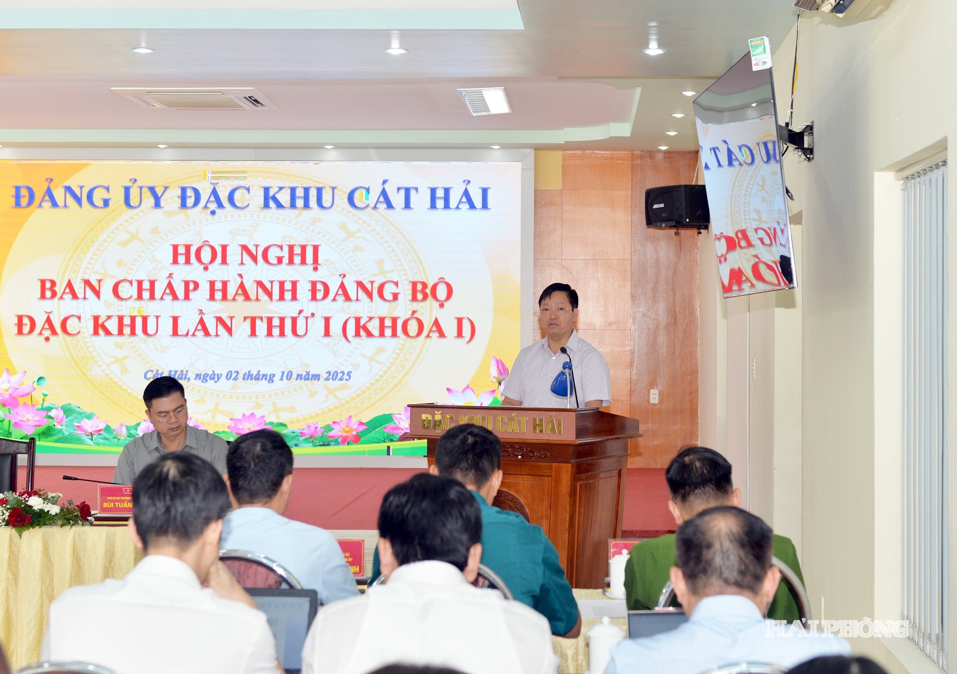 Đồng chí Trần Văn Phương, Bí thư Đảng ủy Đặc khu Cát Hải phát biểu tại hội nghị