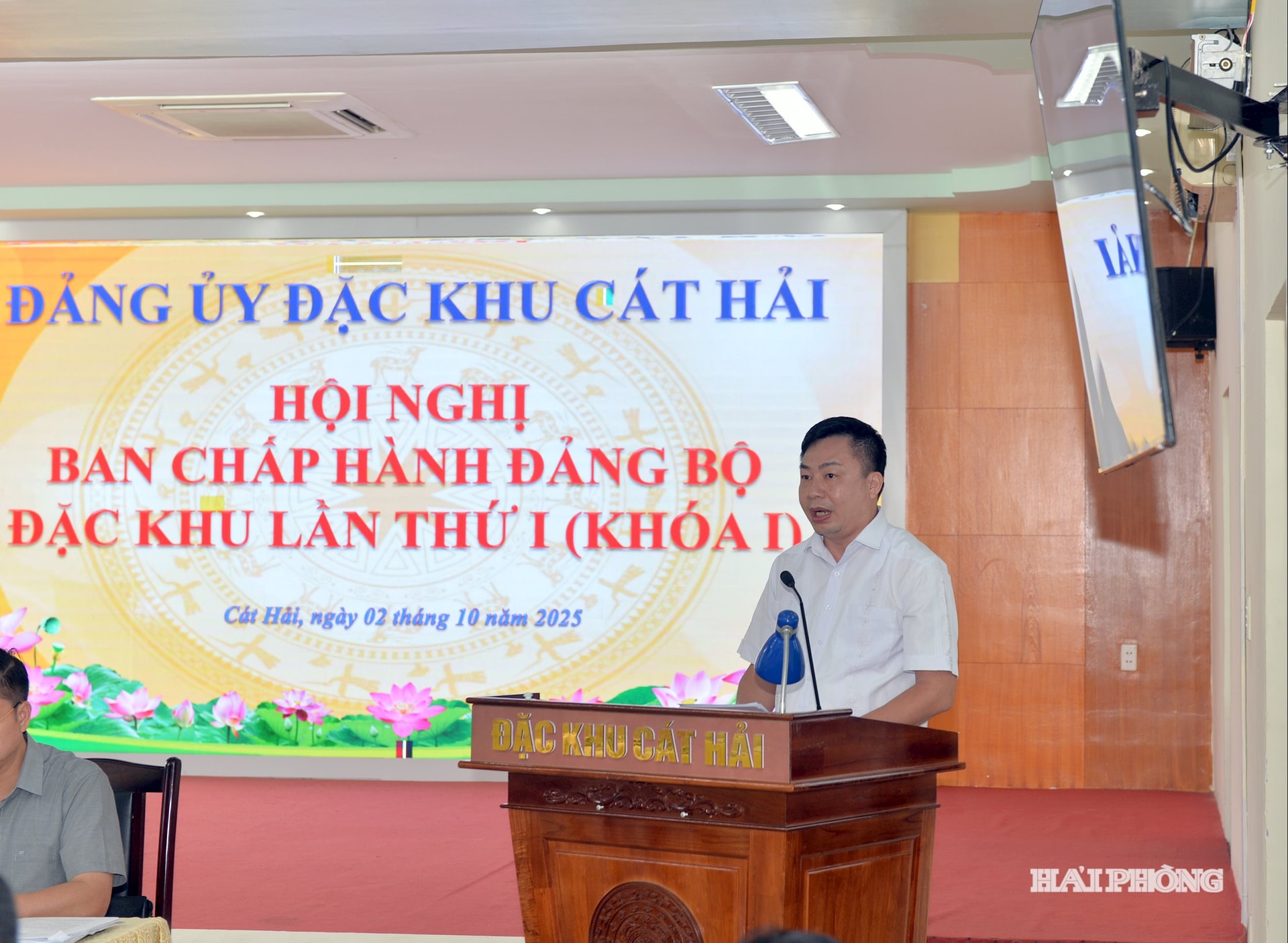 Lãnh đạo Ban Tuyên giáo và dân vận Đặc khu Cát Hải thông tin chương trình hành động tới các đại biểu