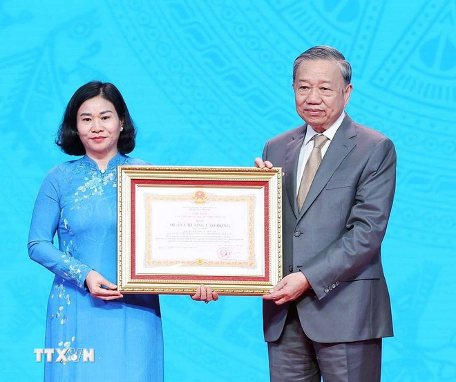 Tổng Bí thư Tô Lâm trao Huân chương Lao động hạng Nhất tặng Hội Liên hiệp Phụ nữ Việt Nam. (Ảnh: Thống Nhất/TTXVN) ttxvn-0210-tong-bi-thu-hoi-lien-hiep-phu-nu-viet-nam-15.jpg
