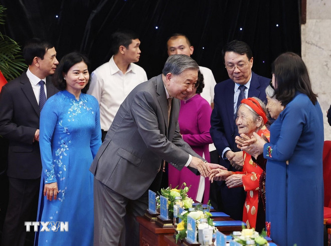 Tổng Bí thư Tô Lâm và các đại biểu. (Ảnh: Thống Nhất/TTXVN) ttxvn-0210-tong-bi-thu-hoi-lien-hiep-phu-nu-viet-nam-13.jpg