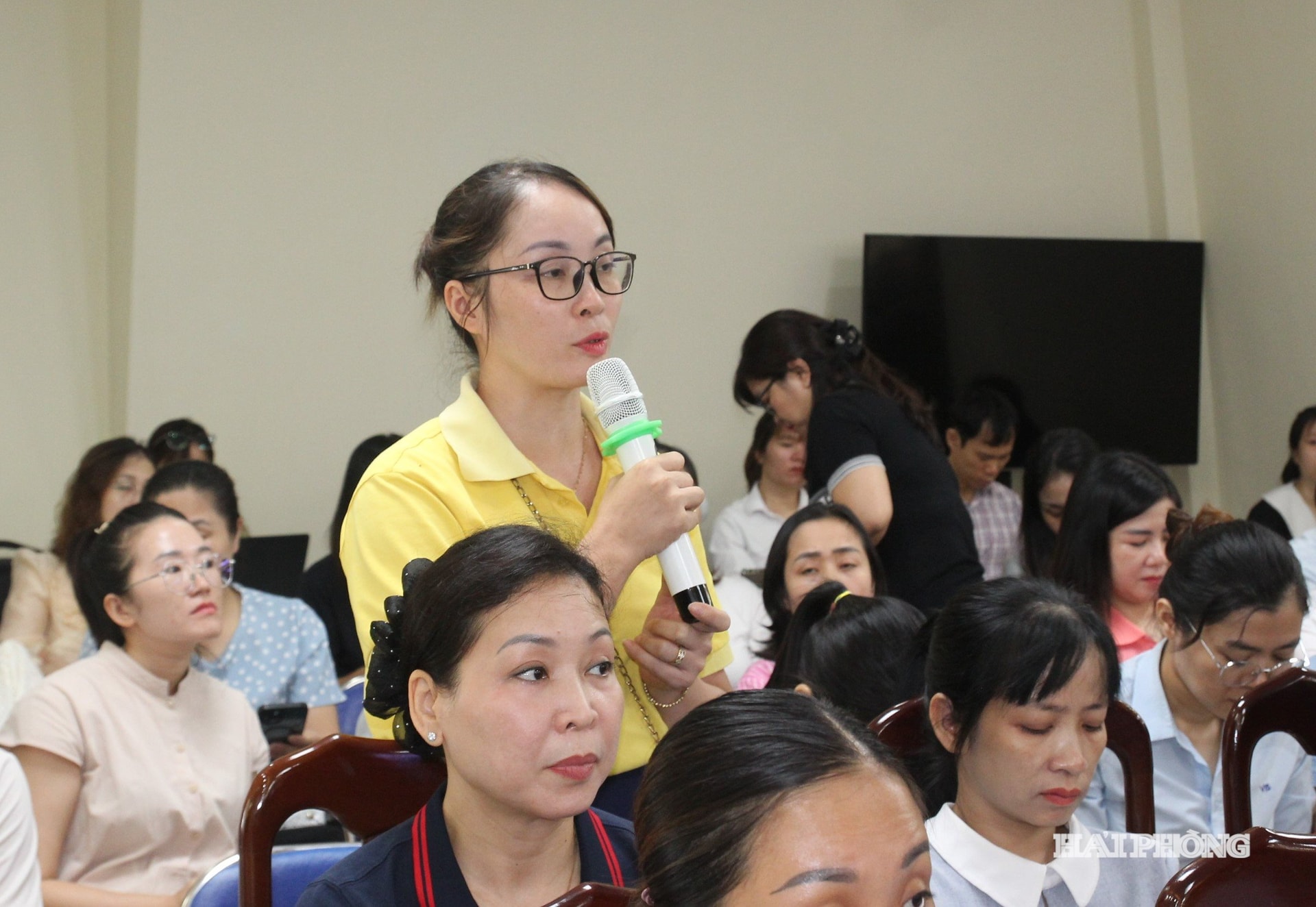 Đại diện các doanh nghiệp trao đổi các vấn đề liên quan đến đóng nộp bảo hiểm