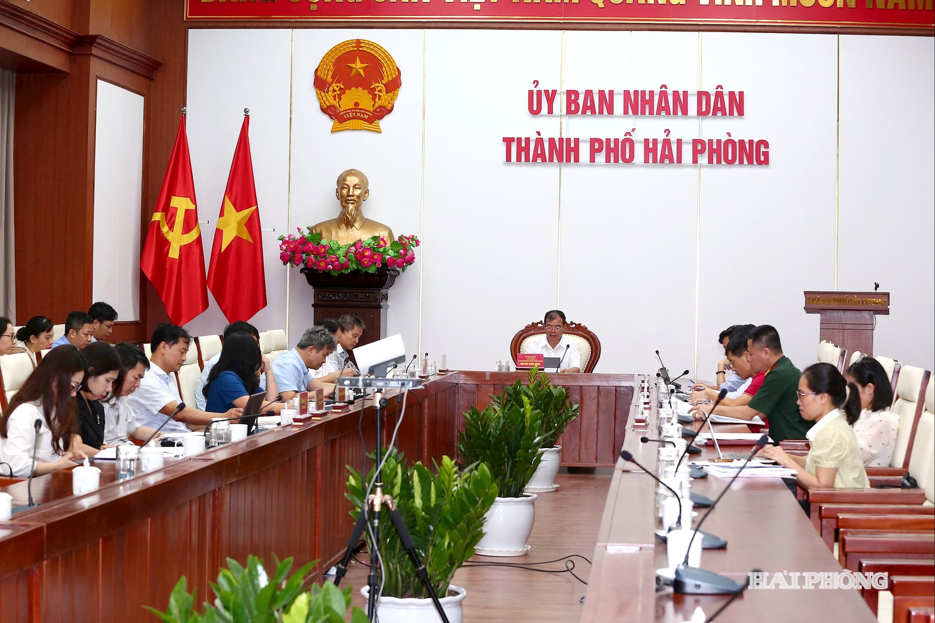 សមមិត្ត Nguyen Minh Hung អនុប្រធានគណៈកម្មាធិការប្រជាជនទីក្រុងបានធ្វើការជាមួយមន្ទីរសុខាភិបាលស្តីពីការអនុវត្តសេចក្តីសម្រេចចិត្តលេខ ៧២ របស់ការិយាល័យនយោបាយ។