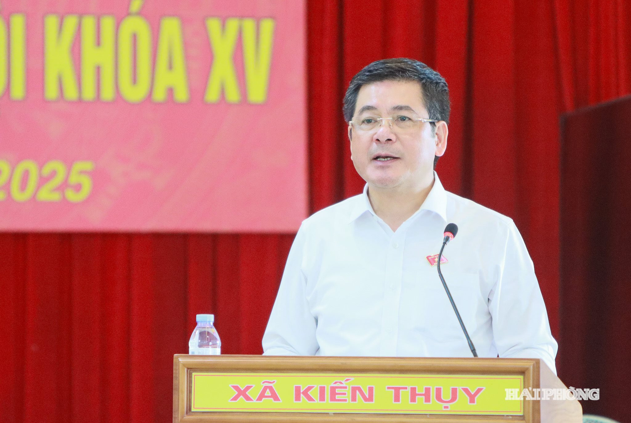Đồng chí Nguyễn Hồng Diên, Uỷ viên Trung ương Đảng, Bộ trưởng Bộ Công thương tiếp thu và trả lời kiến nghị của các cử tri