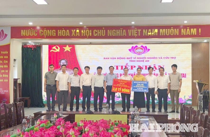 Đồng chí Phạm Văn Lập, Phó bí thư Thành ủy, Chủ tịch Ủy ban MTTQ Việt Nam thành phố cùng Đoàn công tác trao quà hỗ trợ tỉnh Nghệ An.