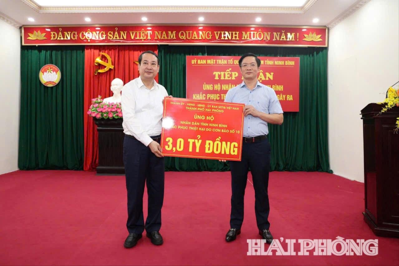 Đồng chí Phạm Văn Lập, Phó bí thư Thành ủy, Chủ tịch Ủy ban MTTQ Việt Nam thành phố trao quahỗ trợ tỉnh Ninh Bình.