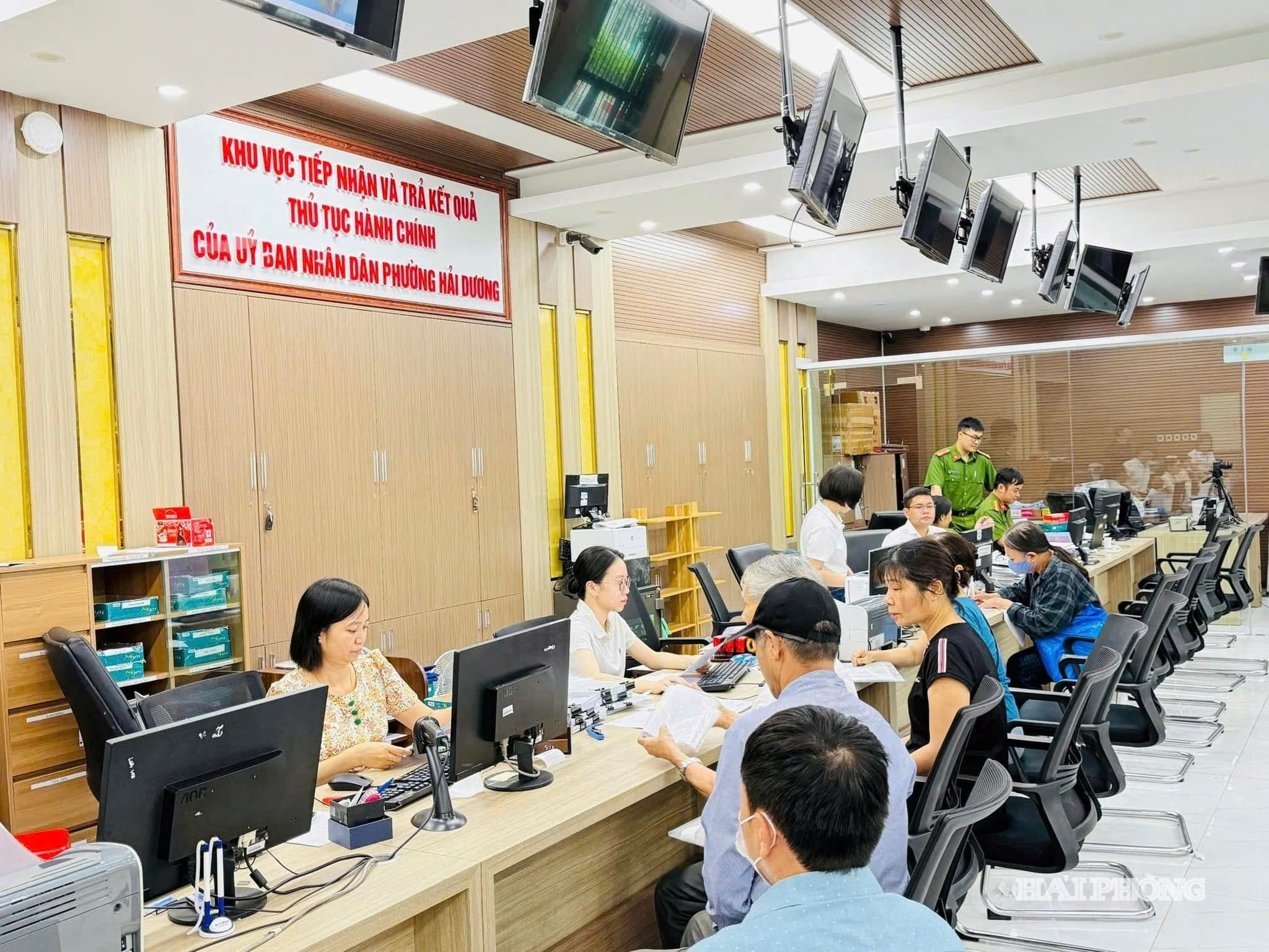 Người dân đến thực hiện thủ tục hành chính tư pháp tại Trung tâm Phục vụ hành chính công phường Hải Dương.