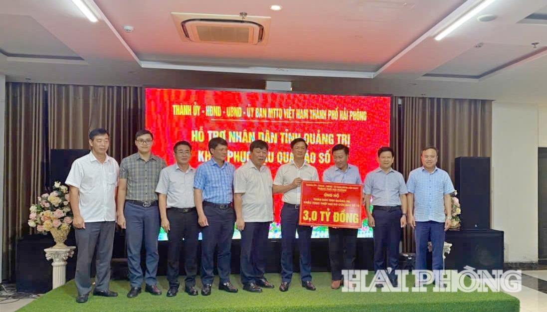 Đồng chí Phạm Văn Lập, Phó bí thư Thành ủy, Chủ tịch Ủy ban MTTQ Việt Nam thành phố cùng Đoàn công tác trao quà hỗ trợ tại tỉnh Quảng Trị.