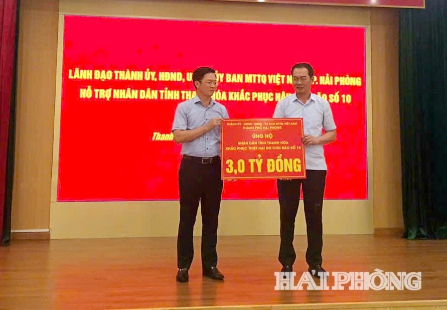 Đồng chí Phạm Văn Lập, Phó bí thư Thành ủy, Chủ tịch Ủy ban MTTQ Việt Nam thành phố trao quà hỗ trợ tỉnh Thanh Hóa