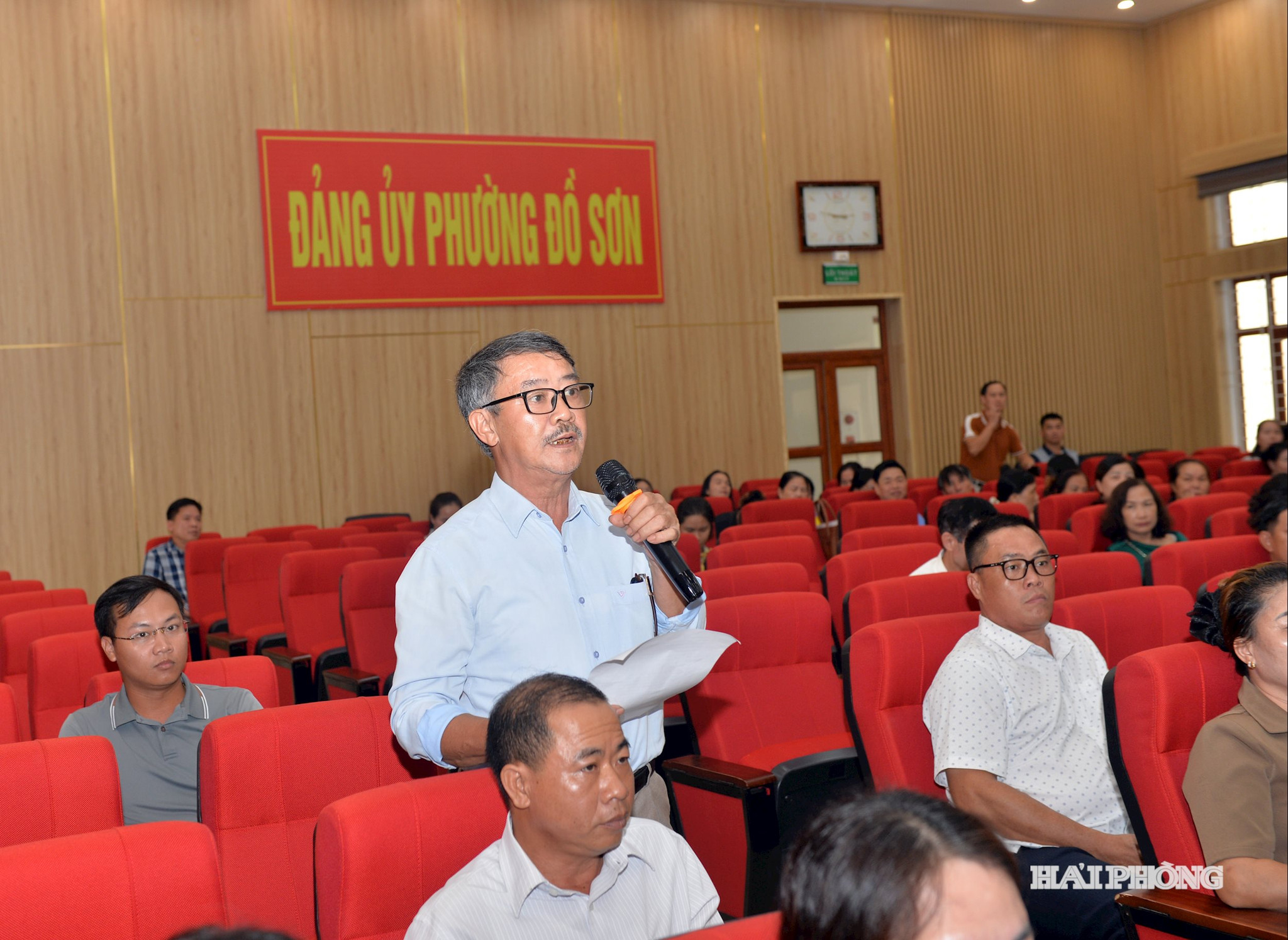 Cử tri phường Đồ Sơn phát biểu ý kiến tại cuộc tiếp xúc