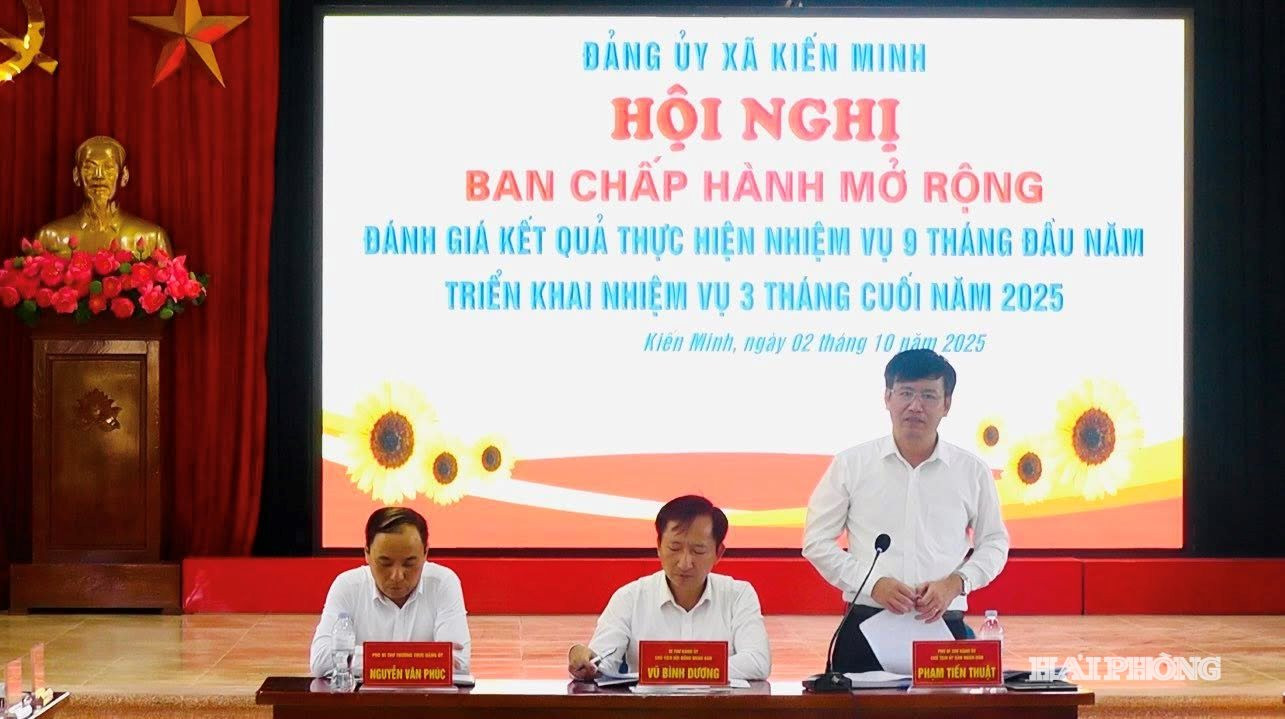 Phó bí thư Đảng ủy, Chủ tịch UBND xã Kiến Minh Phạm Tiến Thuật phát biểu tại hội nghị Ban Chấp hành mở rộng