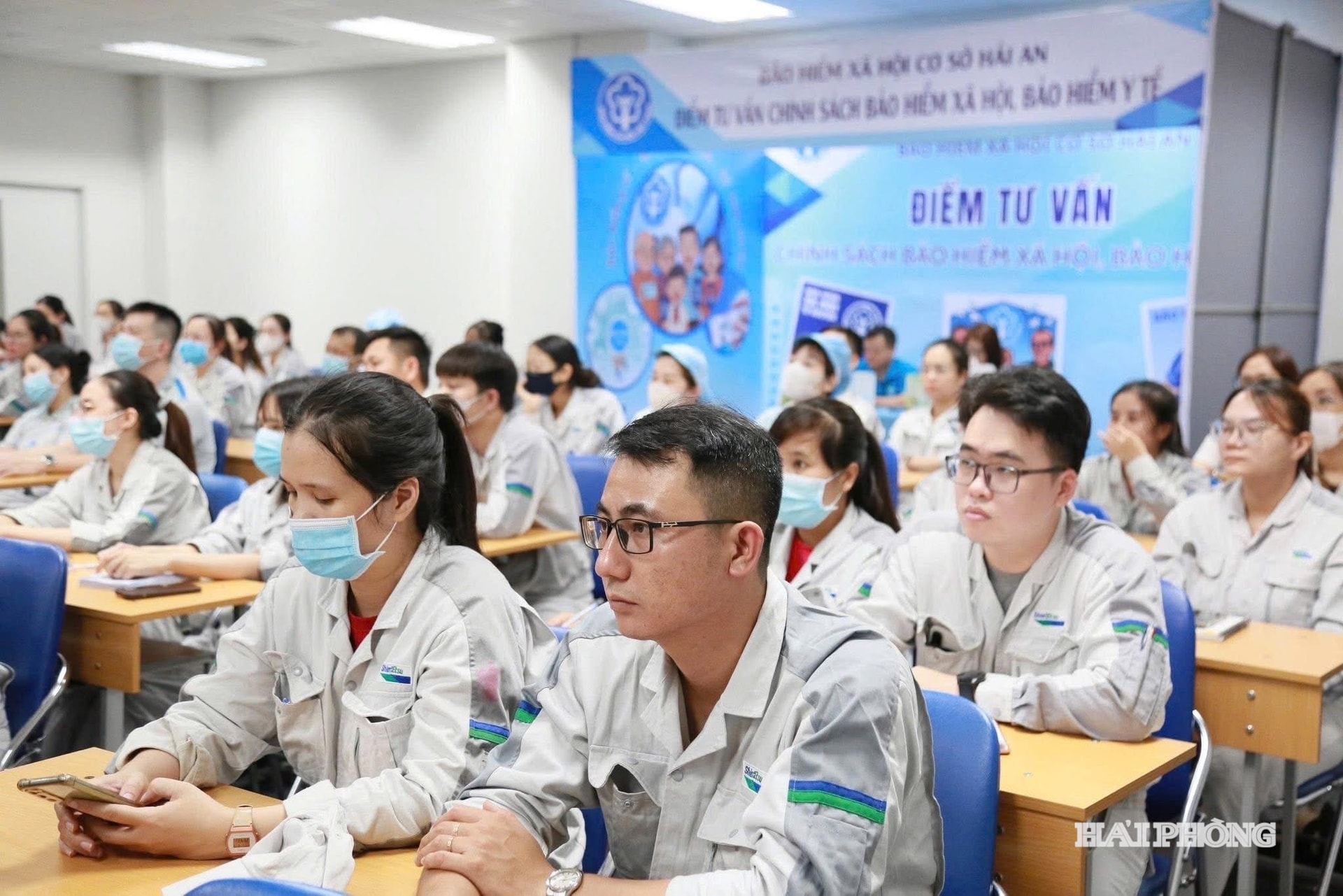 Người lao động tham gia hội nghị tuyên truyền chính sách bảo hiểm