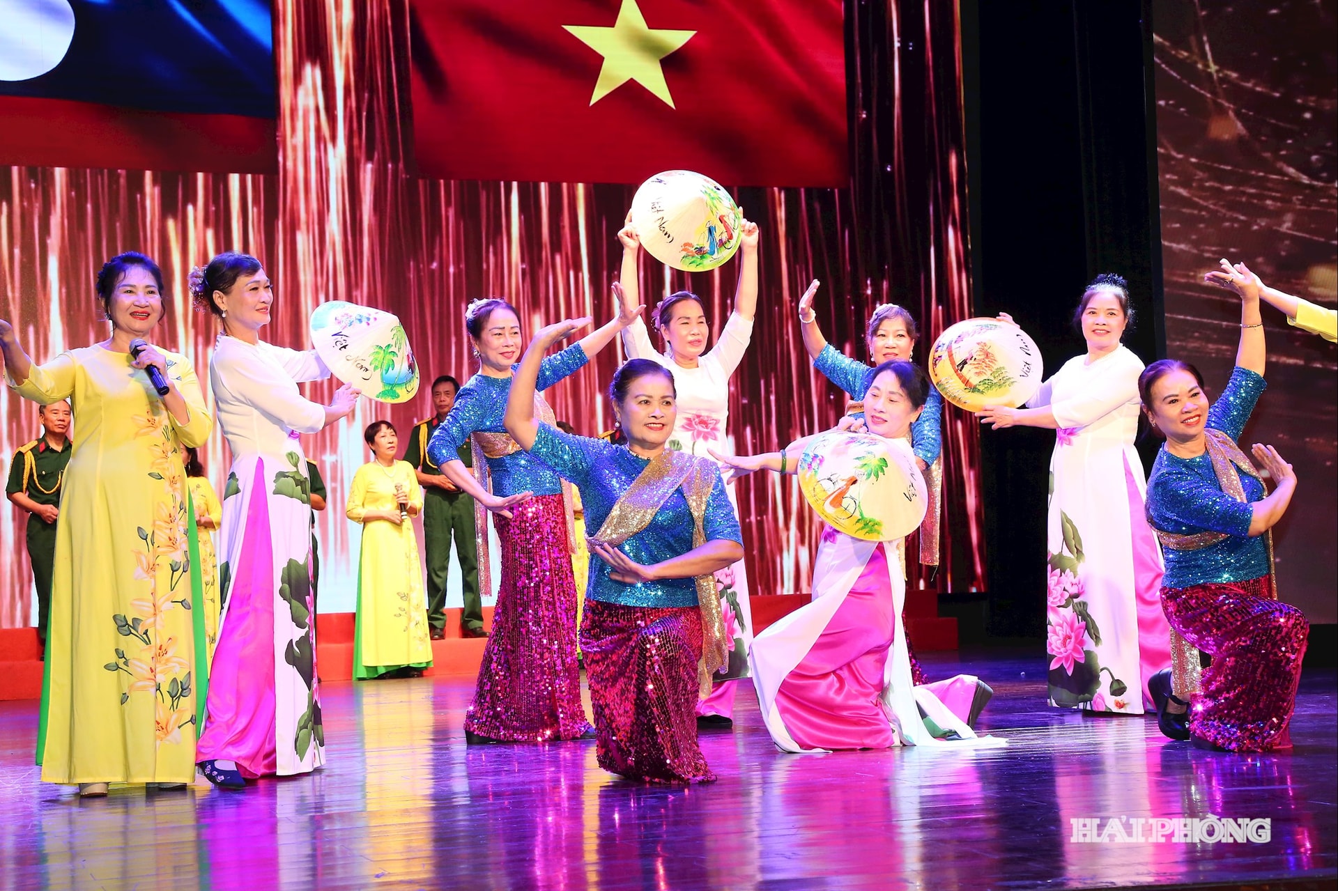 ការសម្តែងរបស់សមាគមមិត្តភាពវៀតណាម-ឡាវ ចូលរួមពិធីបុណ្យច្រៀងសន្តិភាព