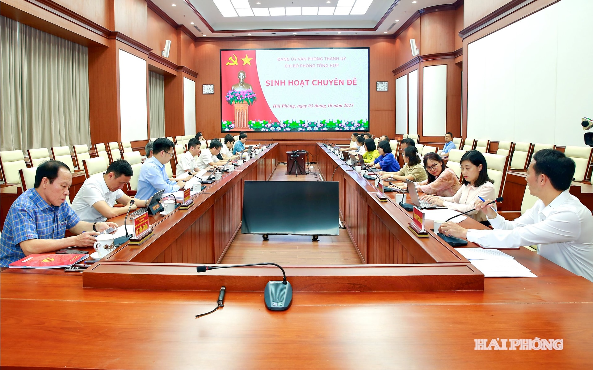 Đồng chí Lê Tiến Châu, Uỷ viên Trung ương Đảng, Bí thư Thành uỷ, Trưởng đoàn đại biểu Quốc hội Hải Phòng cùng các đảng viên dự cuộc họp Chi bộ Phòng Tổng hợp.