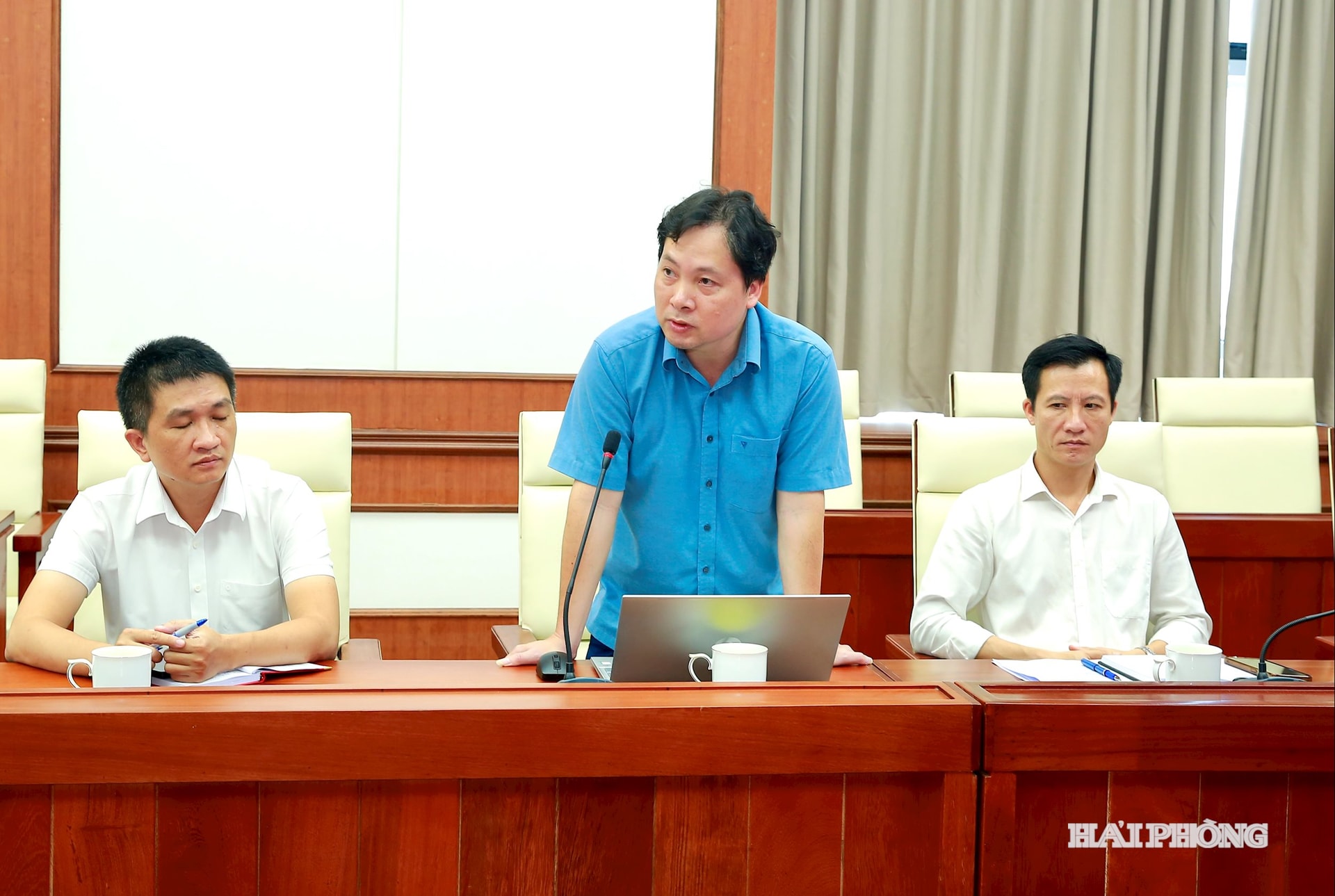 Đảng viên Chi bộ phát biểu ý kiến.