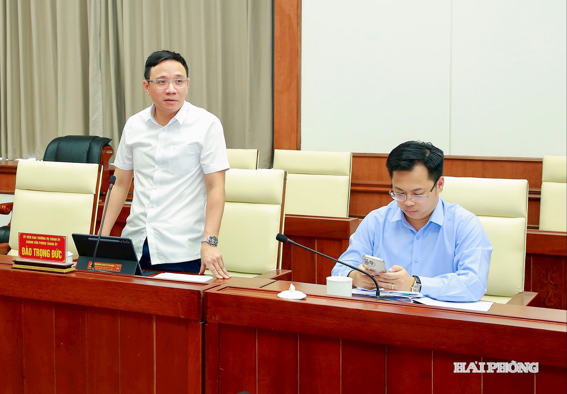 Đồng chí Đào Trọng Đức, Uỷ viên Ban Thường vụ Thành uỷ, Chánh Văn phòng Thành uỷ phát biểu tại cuộc họp.