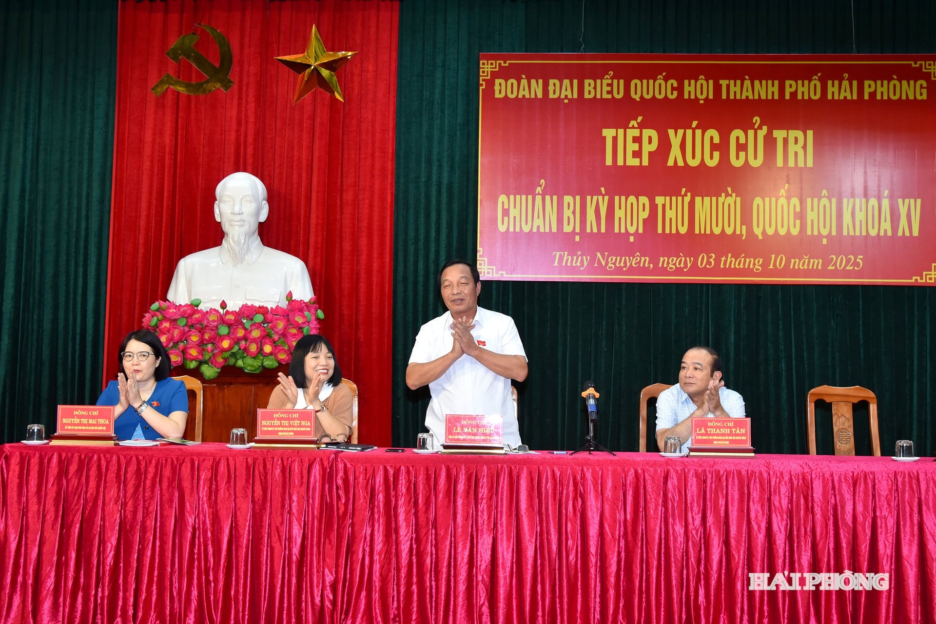 Đồng chí Lê Văn Hiệu, Phó bí thư Thành ủy, Chủ tịch HĐND thành phố cùng các đại biểu tiếp xúc cử tri phường Thuỷ Nguyên; Hoà Bình; Lê Ích Mộc; Lưu Kiếm; Nam Triệu; Bạch Đằng; Thiên Hương và xã Việt Khê.
