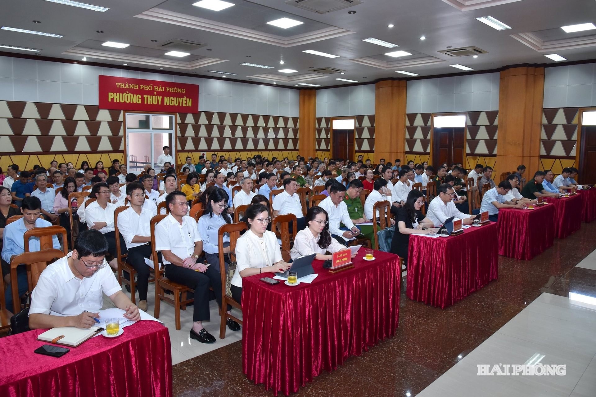 Các đại biểu dự cuộc tiếp xúc cử tri tại phường Thuỷ Nguyên.