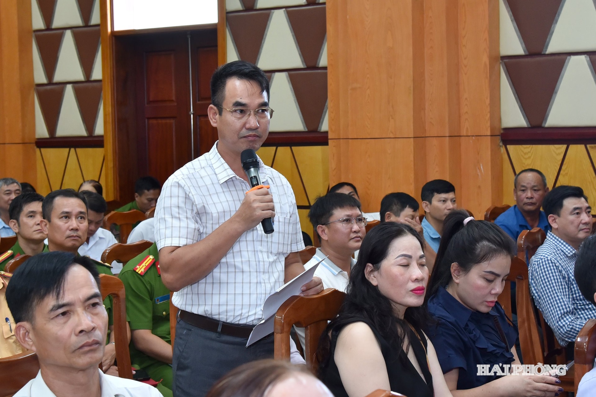 Đại diện các cử tri nêu kiến nghị tại cuộc tiếp xúc.