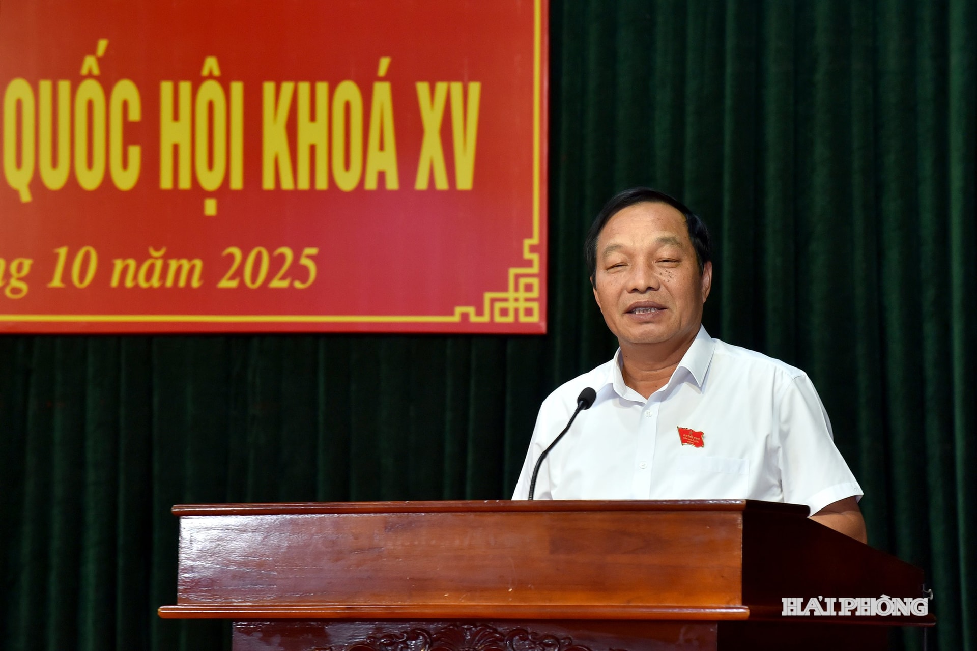 Đồng chí Lê Văn Hiệu, Phó bí thư Thành ủy, Chủ tịch HĐND thành phố giải đáp thắc mắc, kiến nghị của cử tri.
