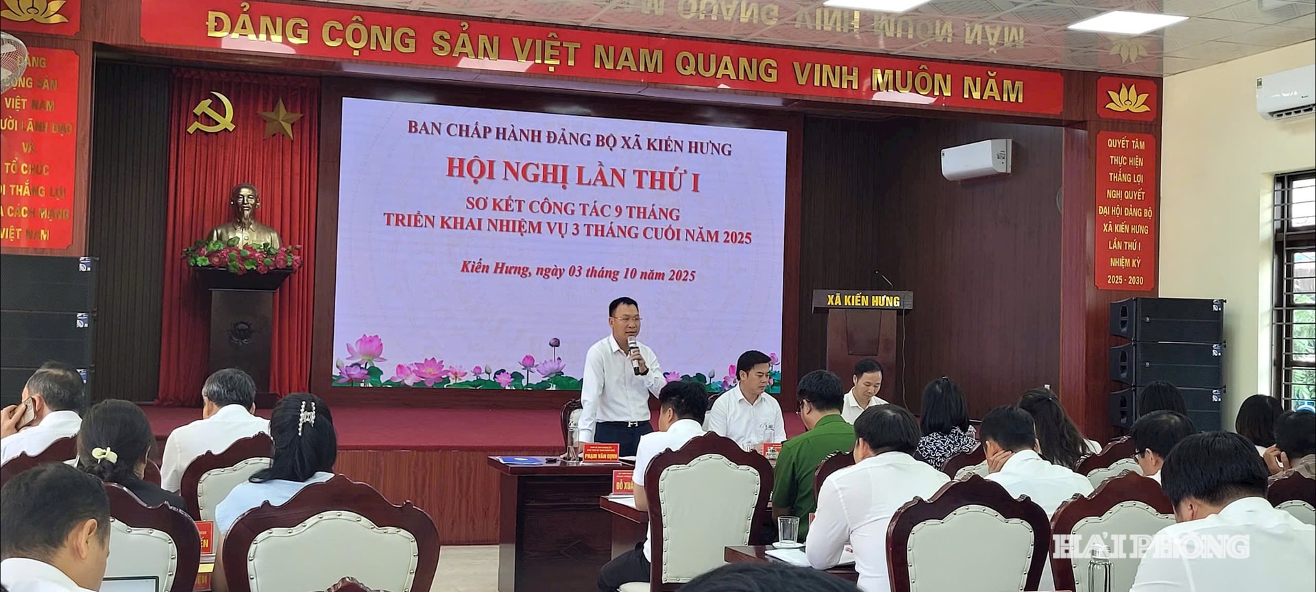 Deputy Secretary of the Party Committee, Chairman of the People's Committee of Kien Hung commune spoke at the conference of the Party Executive Committee of the commune.