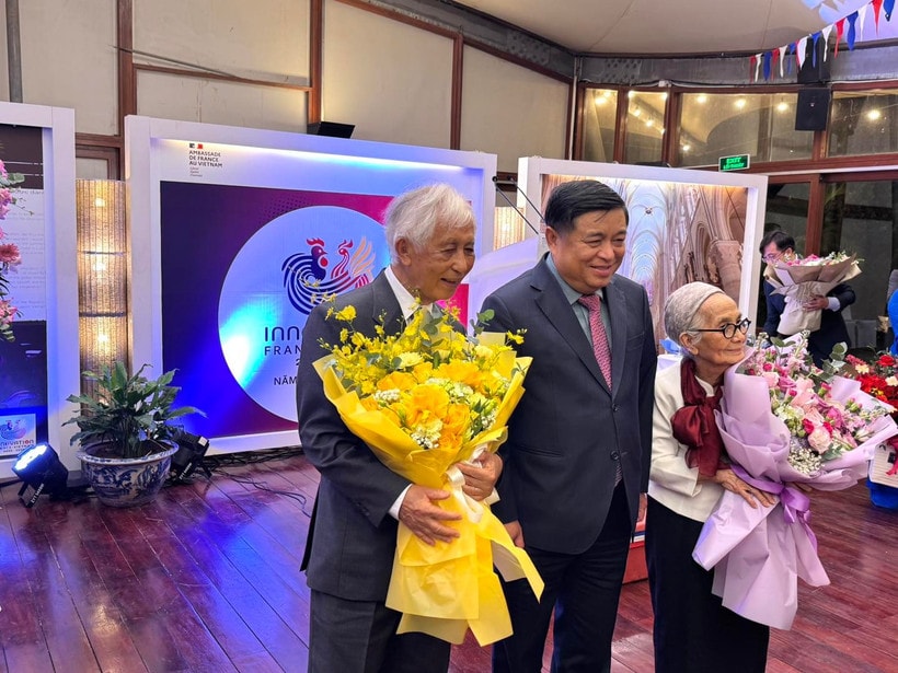 Phó Thủ tướng Chính phủ Nguyễn Chí Dũng dự Lễ trao Huân chương Bắc đẩu Bội tinh bậc Sỹ quan cho Giáo sư Jean Trần Thanh Vân và Giáo sư Lê Kim Ngọc. (Ảnh: PV/Vietnam+)