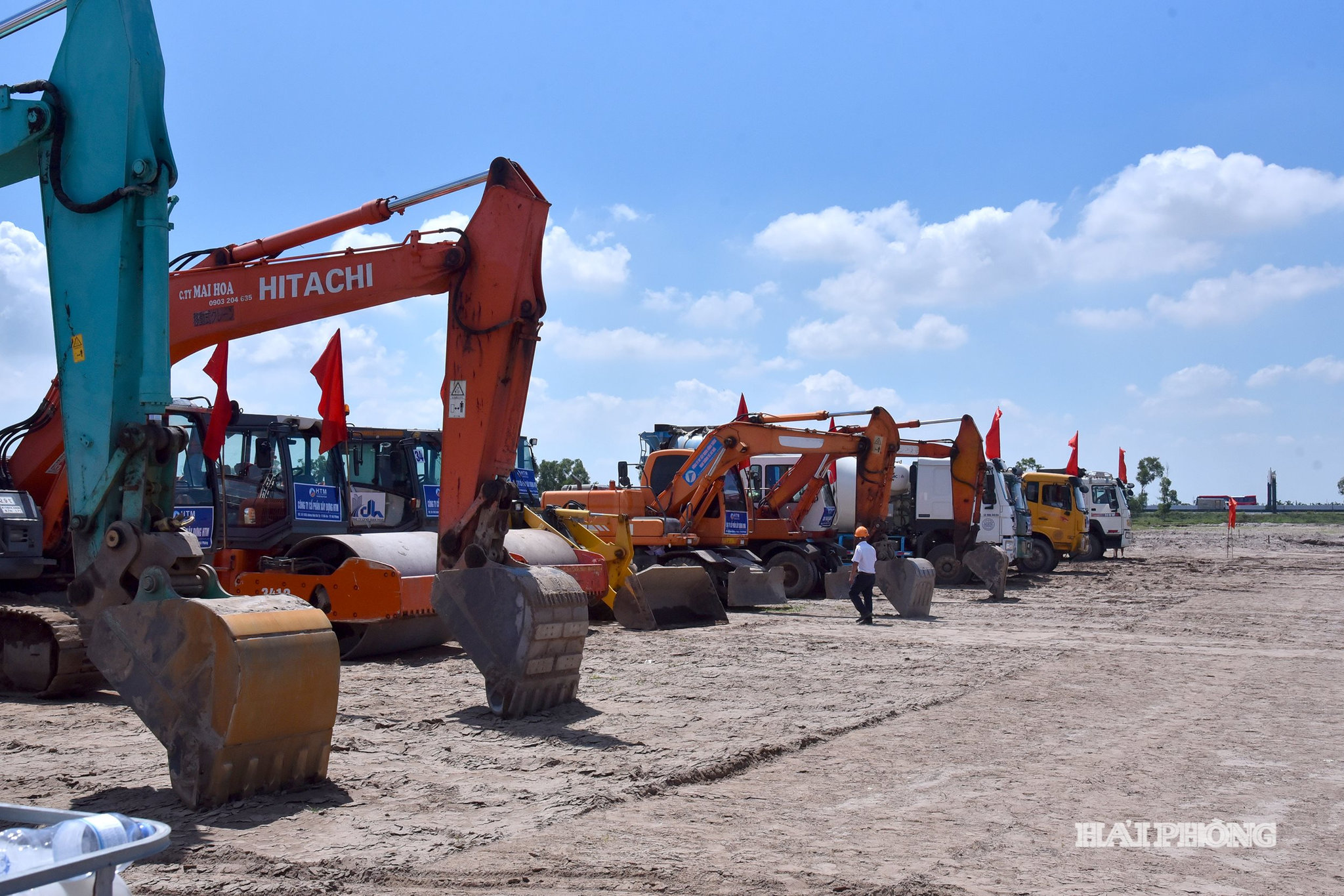Nhà thầu tập trung phương tiện thi công dự án.