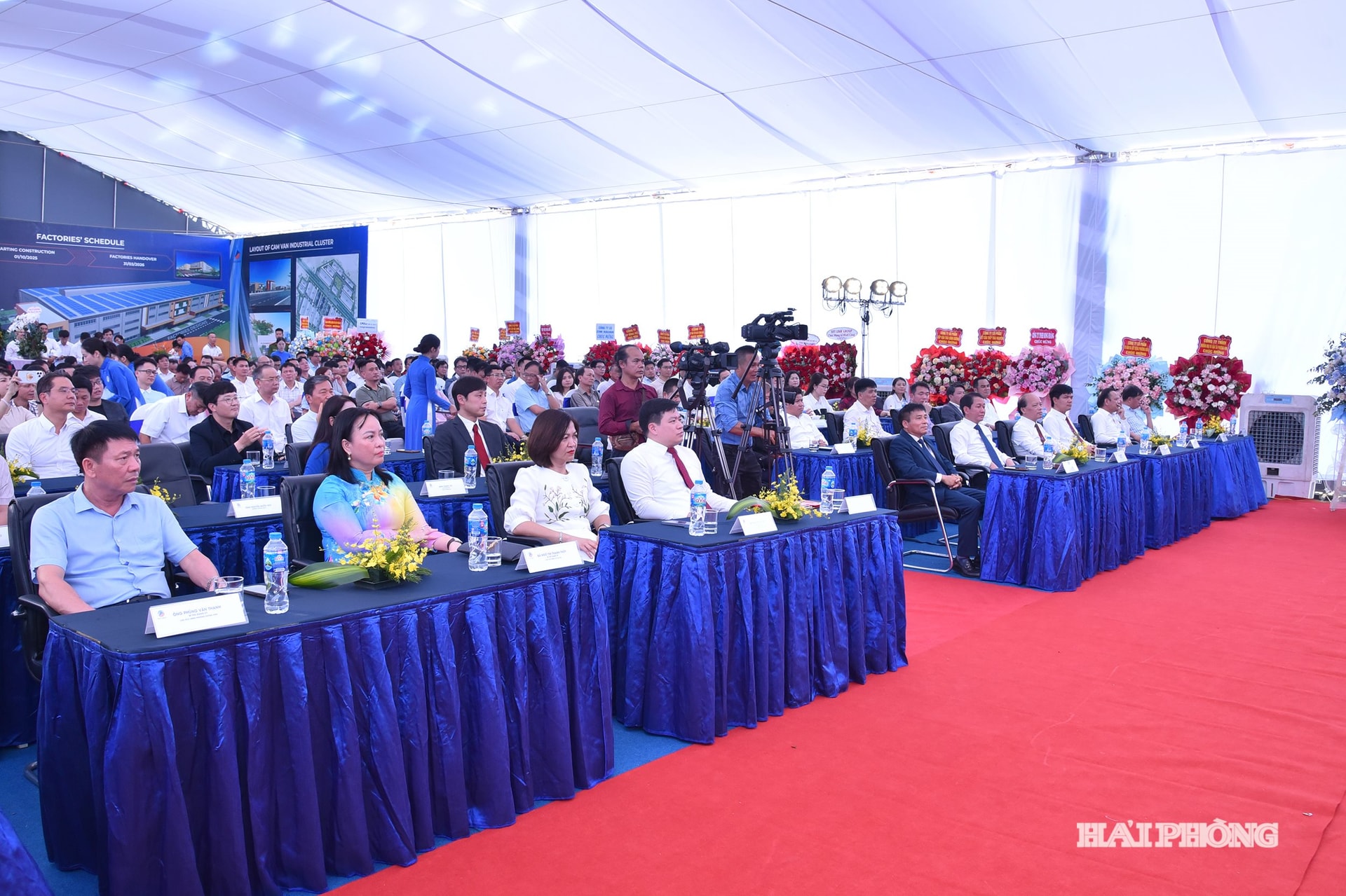 Các đại biểu dự lễ khởi công cụm công nghiệp Cẩm Văn.